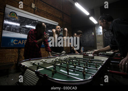 Buenos Aires. 8. Mai 2014. Bild aufgenommen am 8. Mai 2014 zeigt Bewohner reagieren, während ein Tischfußball Meisterschaft in einer Bar in Buenos Aires, Argentinien. In Argentinien ist das Spiel der Kicker oder "Kicker" sehr beliebt bei Kindern und Erwachsenen, die in Bars, Freizeit und Schulen spielen. Die argentinische Nationalmannschaft, Wich in der FIFA-Weltmeisterschaft Brasilien 2014 teilnehmen, ist Teil der Gruppe F mit Bosnien und Herzegowina, Iran und Nigeria. © Martin Zabala/Xinhua/Alamy Live-Nachrichten Stockfoto