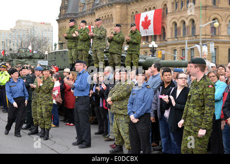 Ottawa, Kanada. 9. Mai 2014. Soldaten, die in der kanadischen Streitkräfte in Afghanistan gedient wurden geehrt am Parliament Hill während der nationale Tag der Ehre 9. Mai 2014 in Ottawa, Kanada Kredit: Paul McKinnon/Alamy Live News Stockfoto