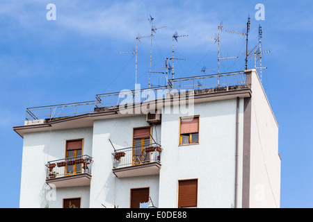 ein Gebäude in Italien mit vielen Antennen auf dem Dach Stockfoto