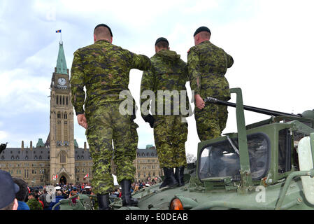 Ottawa, Kanada. 9. Mai 2014. Soldaten, die in der kanadischen Streitkräfte in Afghanistan gedient geben salutiert während geehrt am Parliament Hill während der nationale Tag der Ehre 9. Mai 2014 in Ottawa, Kanada Kredit: Paul McKinnon/Alamy Live News Stockfoto