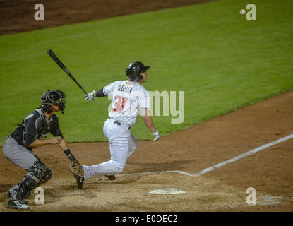 Albuquerque, New Mexico, USA. 9. Mai 2014. Roberto E. Rosales.Isotopes hatte eine harte Zeit, ihre Fledermäuse Freitagabend im Spiel gegen Sacramento lebendig. Abgebildet ist, dass Jamie Romak(Cq), richtig, nur aussehen kann, als er kaum jede Entfernung des Absprungs bis Stopfer vor Home-Plate bekommt. Roberto E. Rosales/Albuquerque Journal.Albuquerque, neue Mexico3 © Roberto E. Rosales/Albuquerque Journal/ZUMAPRESS.com/Alamy Live-Nachrichten Stockfoto