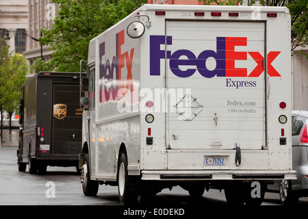 FedEX und UPS Lieferwagen Stockfoto