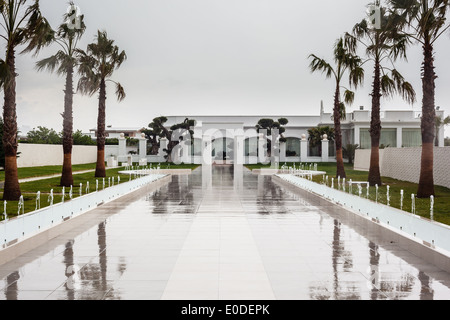 eine majestätische Villa Auffahrt mit Palmen auf Seiten Stockfoto