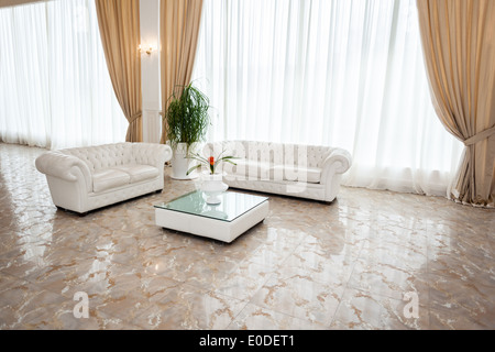 eine luxuriöse und große moderne Wohnzimmer mit weißen Möbeln Stockfoto