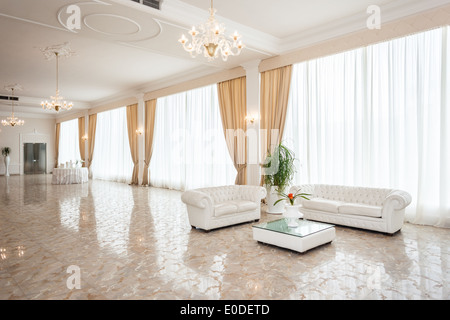 eine luxuriöse und große moderne Wohnzimmer mit weißen Möbeln Stockfoto