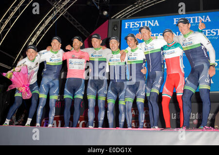 Belfast, Nordirland. 9. Mai 2014. Australische Cycling Team Orica-GreenEdge gewinnen Team Time Trial Phase 2014 Giro d ' Italia Credit: Bonzo/Alamy Live News Stockfoto