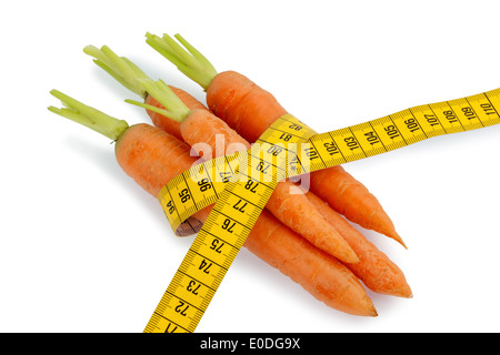 Karotten aus biologischem Anbau mit Dimension Klebeband. Frisches Obst und Gemüse ist immer gesund. Symbolische Foto für Gesundheit Stockfoto