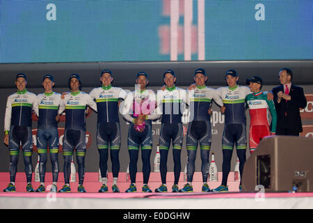 Belfast, Nordirland. 9. Mai 2014. Austrilian Cycling Team Orica-GreenEdge gewinnen Team Time Trial Phase 2014 Giro d ' Italia Credit: Bonzo/Alamy Live News Stockfoto