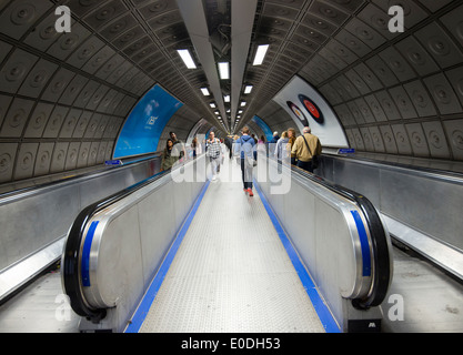 Eine Rolltreppe in der Londoner U-Bahn, England UK Stockfoto