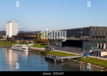 Linz ist die Haupstadt von Oberösterreich in Österreich. Kunstmuseum Lentos und Brucknerhaus, Die Haupstadt von Oberoesterreich Stockfoto