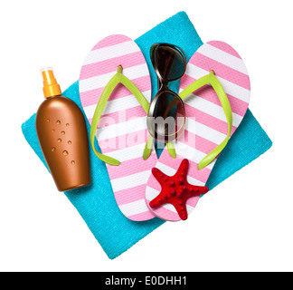 Strand-Accessoires. Flip-Flops, Handtuch, Sonnencreme und Sonnenbrille isoliert auf weißem Hintergrund. Ansicht von oben Stockfoto