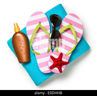 Strand-Accessoires. Flip-Flops, Handtuch, Sonnencreme und Sonnenbrille auf weißem Hintergrund. Ansicht von oben Stockfoto
