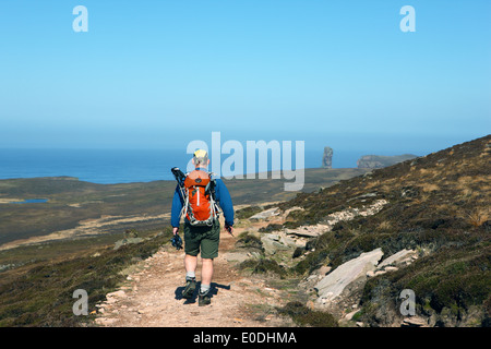Der erste Anblick der Old Man of Hoy, von einem Walker, als es erscheint oberhalb der Klippen auf dem Weg von Rackwick auf der Insel Hoy Stockfoto