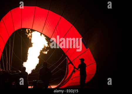 Jets der Flamme aus der Gasbrenner auf einem Heißluftballon. Stockfoto