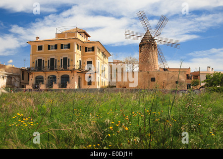 Windmühle und großes Haus in Palma, Mallorca, Spanien Stockfoto