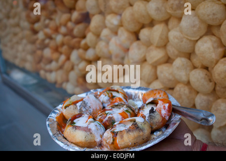 Panipuri, Golgappa, gefüllt mit Kartoffelbrei Kartoffel und Kichererbsen Stockfoto