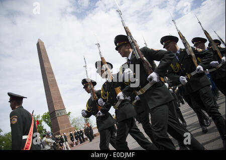 Odessa, Ukraine. 9. Mai 2014. Soldaten in Uniformen der Parade marschieren vor dem Grab des unbekannten Soldaten während Victory Day Feierlichkeiten in Odessa, Ukraine, Freitag, 9. Mai 2014. Fast 50 Menschen starben, am vergangenen Freitag bei Zusammenstößen zwischen zwischen prorussischen Kräften und Unterstützer der Zentralregierung. Der lokale Gouverneur erließ eine Verordnung, die öffentliche Zurschaustellung von russische Fahnen zu verbieten. (Zacharie Scheurer) © Zacharie Scheurer/NurPhoto/ZUMAPRESS.com/Alamy Live-Nachrichten Stockfoto