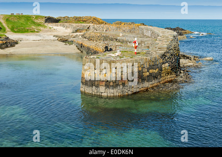 ALTE STEINERNE HAFENMAUER UND BLAU GRÜN PORTSOY HAFEN BANFFSHIRE KÜSTE SCHOTTLANDS Stockfoto