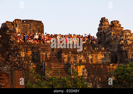 Eine große Menschenmenge den Sonnenuntergang am Phnom Bakheng Tempel, Angkor, Kambodscha Stockfoto