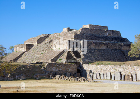 Tänzer, die Ruinen der Gebäude M Zapoteken Monte Alban Oaxaca Provinz Mexiko bauen Stockfoto