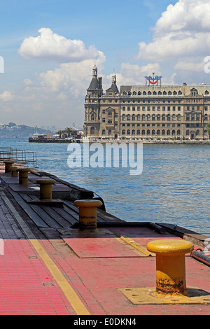 ISTANBUL, Türkei - 3. Mai 2014: Haydarpasa Hafen und Bahnhof in Kadiköy-Istanbul. Stockfoto