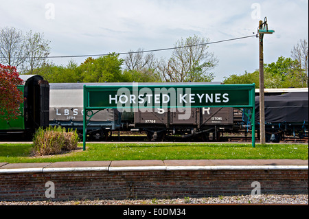 Die Station Schild am Horsted Keynes-Bahnhof auf der Bluebell Railway, UK Stockfoto