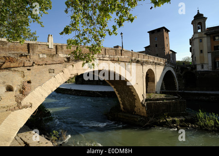 Italien, Rom, Isola Tiberina, Pons Fabricius, Ponte Fabricio, römische Brücke (62 v. Chr.) Stockfoto