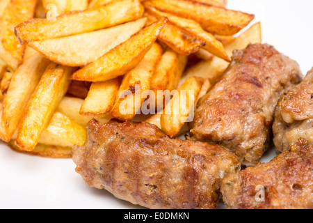 Traditionelle rumänische Abendessen mit Frikadellen oder Mici und Pommes frites Stockfoto