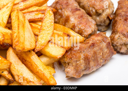 Traditionelle rumänische Abendessen mit Frikadellen oder Mici und Pommes frites Stockfoto