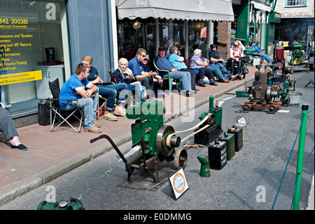 Stationärmotor-Enthusiasten zeigen ihre Maschinen auf ein Stadtfest Stockfoto