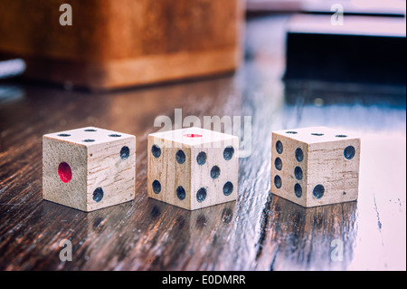 Hölzernen Würfel auf auf einem alten Holzboden Stockfoto