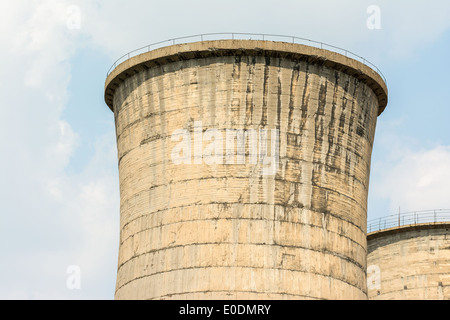 Verlassenes Atomkraftwerk Kühltürme Stockfoto
