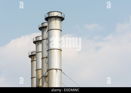 Kohle macht Pflanze Türme gegen blauen Himmel Stockfoto