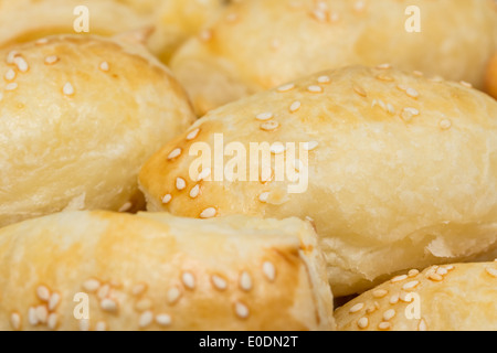 Käse gefüllte Croissants mit Sesam schließen Nachfüllen Stockfoto