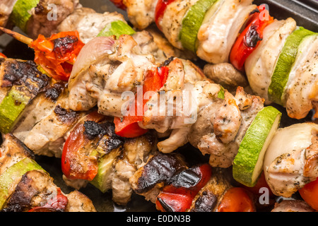 Grill Shishkabob mit Hühnerfleisch, Paprika, Champignons, Tomaten und Zucchini Stockfoto