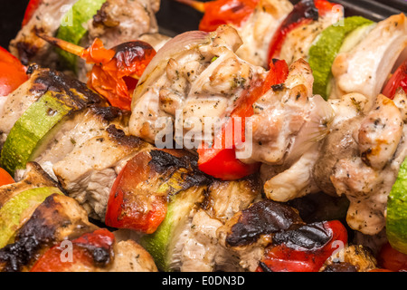 Grill Shishkabob mit Hühnerfleisch, Paprika, Champignons, Tomaten und Zucchini Stockfoto