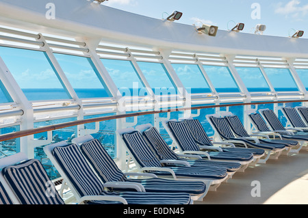 Zeile der Liegestühle auf der Sonnenterrasse an Bord die Kreuzfahrt Schiff Stockfoto