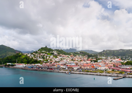 St. Georg ist vom Schiff gesehen. Von den Franzosen im Jahre 1650 erbaute ist St.-Georgs die Hauptstadt von Grenada. Stockfoto