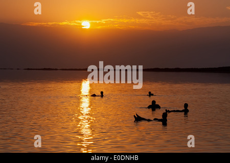 Das Tote Meer ist ein Salzsee in Israel. Seine Ufer sind die niedrigsten Punkt auf der Oberfläche der Erde auf dem trockenen. Stockfoto