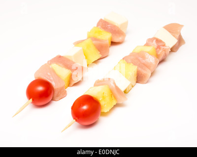 Rohe Spieße mit Hühnerfleisch, Mozzarella, Ananas und Cherry Tomaten Stockfoto