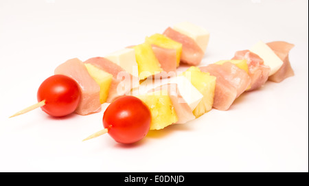 Rohe Spieße mit Hühnerfleisch, Mozzarella, Ananas und Cherry Tomaten Stockfoto