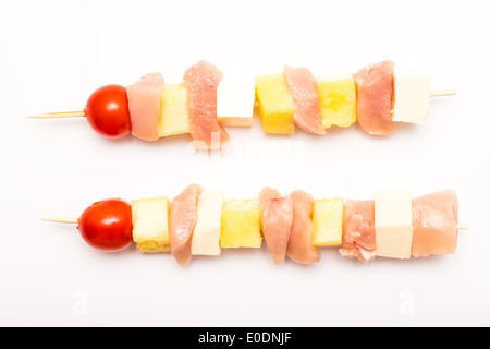 Rohe Spieße mit Hühnerfleisch, Mozzarella, Ananas und Cherry Tomaten Stockfoto