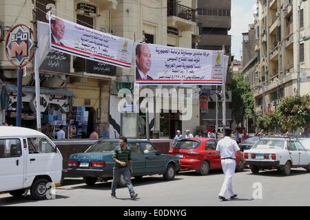 Kairo, Ägypten. 10. Mai 2014. Ägypter gehen vorbei an einem riesigen Plakat zeigt ein Porträt von Ägyptens Armee ehemaligen Chef und führenden Präsidentschaftskandidat Abdel Fattah al-Sisi am 10. Mai 2014 in Kairo, Ägypten. Die pensionierten Feldmarschall, die gewählte islamistische Präsident Mohamed Morsi im Juli gestürzt, wird voraussichtlich die 26. und 27. Mai Wahl zu fegen. Seine einzige Rivale ist linker Politiker Hamdeen Sabbahi © Mohammed Bendari/APA Images/ZUMAPRESS.com/Alamy Live-Nachrichten Stockfoto