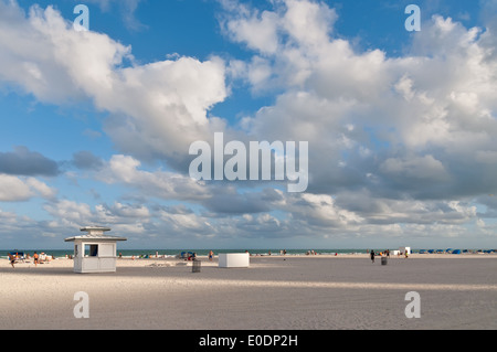 Miami Beach, FL, USA. Menschen genießen ihre freie Zeit am Strand in der Stadt von Miami Beach. Stockfoto