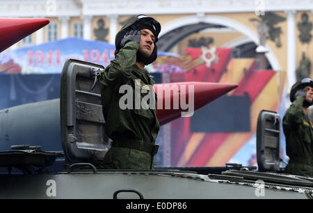 St. Petersburg, Russland. 9. Mai 2014. 9 Mai auf dem Schlossplatz in einer Militärparade zum 69. Jahrestag des Sieges im großen Vaterländischen Krieg gewidmet. Bereich gab es drei tausend Soldaten der Garnison St. Petersburg westlichen Militärbezirk. Beispiele für moderne Militärtechnik Streitkräfte der westlichen Militärbezirk wurden gezeigt werden. Dann ein feierlicher Marsch entlang Nevsky Prospekt Kriegsveteranen, Städter mit Porträts von Verwandten - den großen Vaterländischen Krieg Kredit übergeben: Andrey Pronin/ZUMAPRESS.com/Alamy Live News Stockfoto