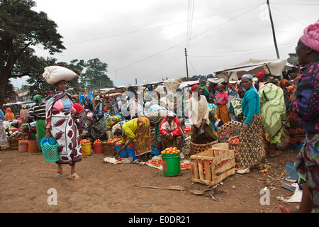 Markt in Masama Dorf, Mt. Kilimanjaro, Tansania, Ostafrika. Stockfoto