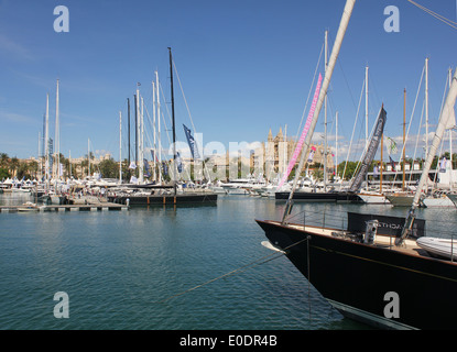 Kombiniert - Palma Boat Show 2014 / Palma Superyacht Show 2014 - Superyachten Segeln + historische gotische Kathedrale von Palma - Palma Stockfoto