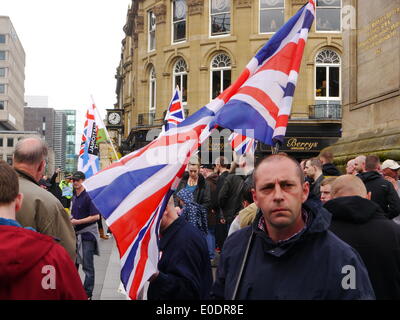 Newcastle Upon Tyne, UK. 10.. Mai 2014. Nationale Front-Aktivisten demonstrieren am Greys Monument, Newcastle Upon Tyne, UK. Bildnachweis: Victor W Adams / Alamy Live News Stockfoto