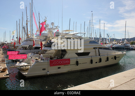 Kombiniert - Palma Boat Show 2014 / Palma Superyacht Show 2014 - motor Superyachten - Palma De Mallorca / Mallorca, Balearen Stockfoto