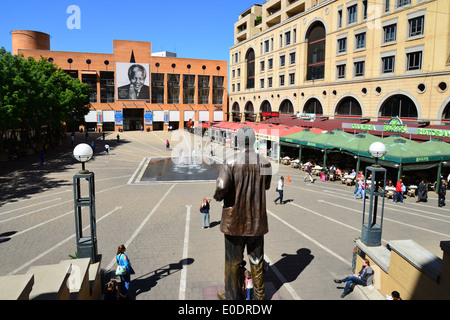 Nelson Mandela Statue in Nelson Mandela Square, CBD, Sandton, Johannesburg, Provinz Gauteng, Südafrika Stockfoto